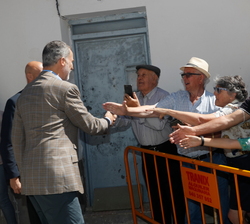 Don Felipe recibe el saludo del público asistente a su llegada a Otero de Herreros en Segovia